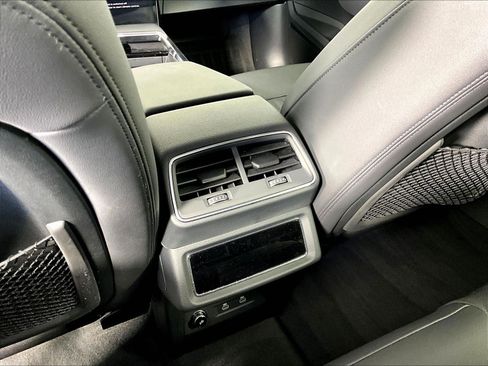 Used 2022 Audi e-tron Premium Plus w/ Premium Plus Package AWD/4WD image 10