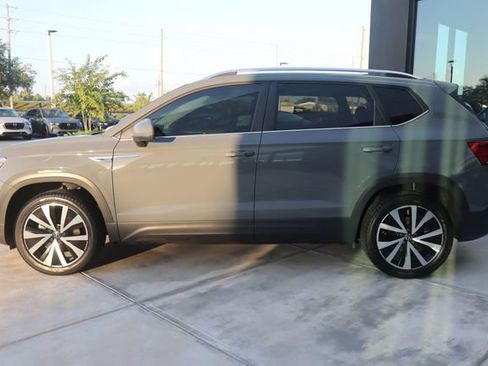 Used 2022 Volkswagen Taos SE FWD image 7