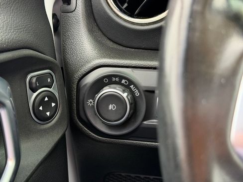 Used 2022 Jeep Wrangler Unlimited Sahara AWD/4WD image 19