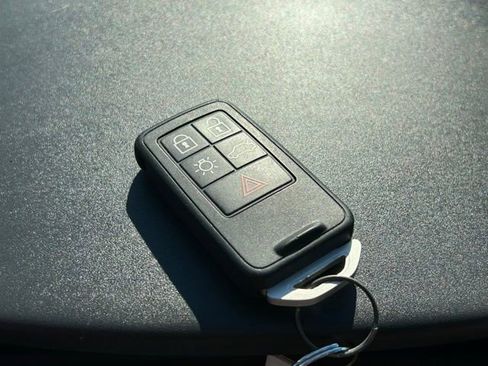 Used 2016 Volvo XC60 T6 w/ Climate Package image 16