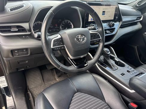 Used 2023 Toyota Highlander XSE FWD image 18