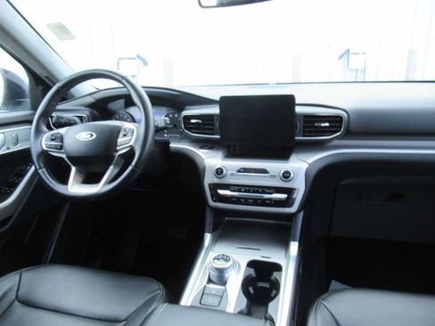 Used 2024 Ford Explorer XLT w/ Equipment Group 202A AWD/4WD image 17