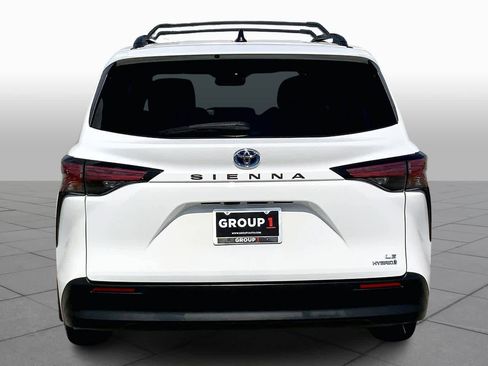 Used 2022 Toyota Sienna LE image 5