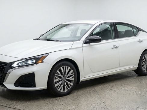 Used 2025 Nissan Altima 2.5 SV FWD image 3