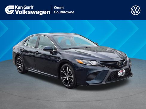 Used 2019 Toyota Camry SE FWD image 1