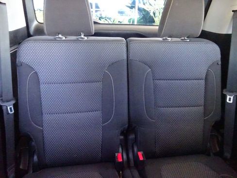 Certified 2023 GMC Acadia SLE w/ Driver Convenience Package FWD image 26