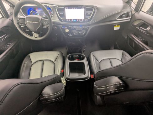 New 2026 Chrysler Pacifica Select FWD image 17