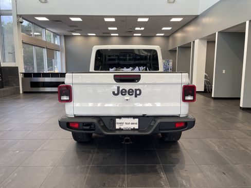 Used 2025 Jeep Gladiator Sport AWD/4WD image 9