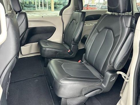 Used 2023 Chrysler Pacifica Touring-L image 18