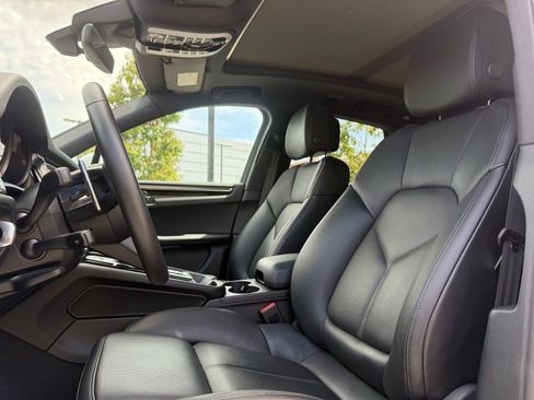 Certified 2025 Porsche Macan image 5