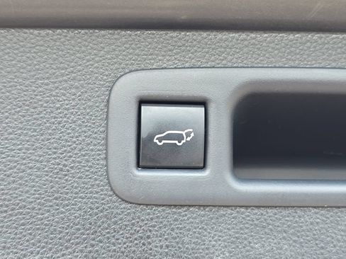 Used 2021 Toyota Highlander XLE AWD/4WD image 14