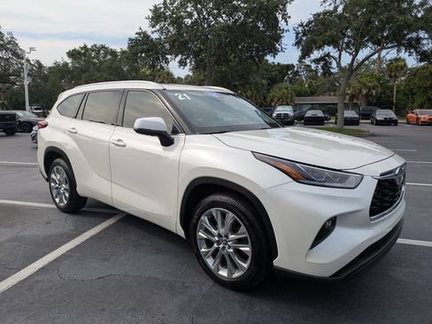 Used 2021 Toyota Highlander Limited FWD image 2