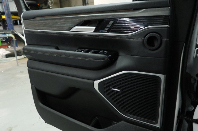 Used 2024 Jeep Wagoneer Series II w/ Flexible Seating Group RWD image 19