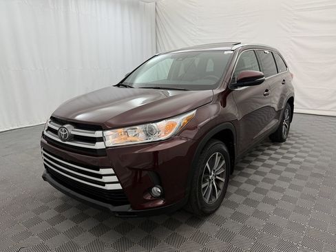 Used 2019 Toyota Highlander XLE AWD/4WD image 2