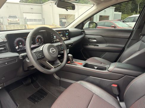 Used 2025 Nissan Kicks SR AWD/4WD image 11