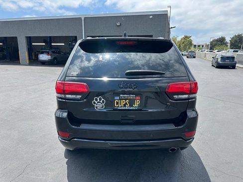 Used 2018 Jeep Grand Cherokee Altitude RWD image 3