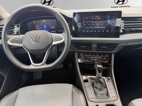 Used 2025 Volkswagen Jetta SE FWD image 10