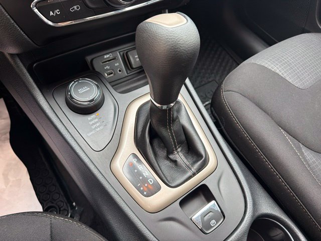 Used 2016 Jeep Cherokee Latitude w/ Cold Weather Group AWD/4WD image 24