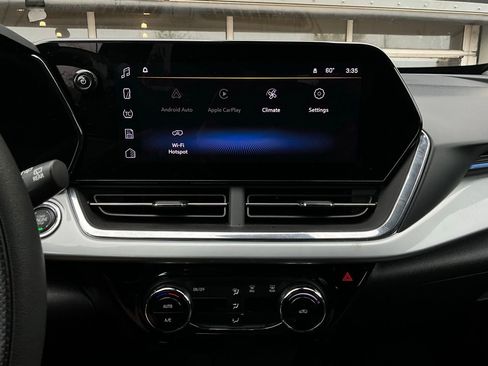 Used 2025 Chevrolet Trax LT FWD image 24