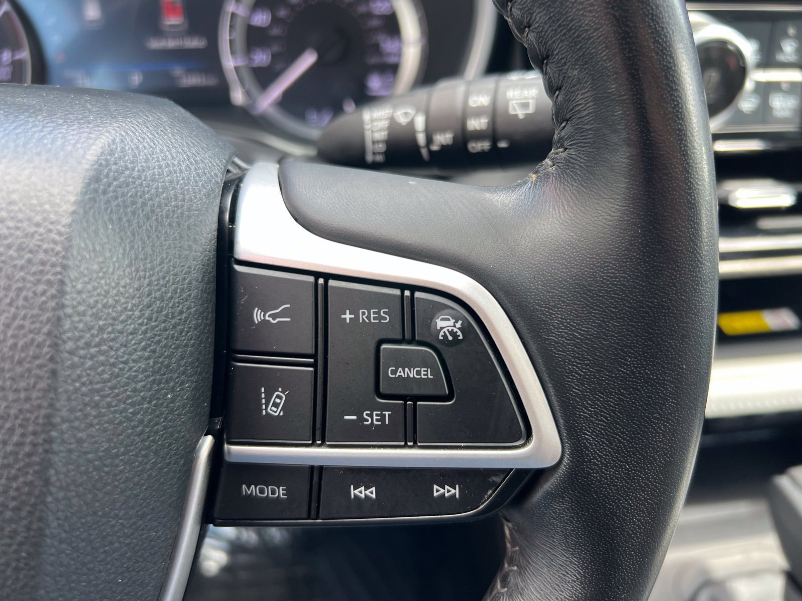 Used 2023 Toyota Highlander XLE FWD image 30