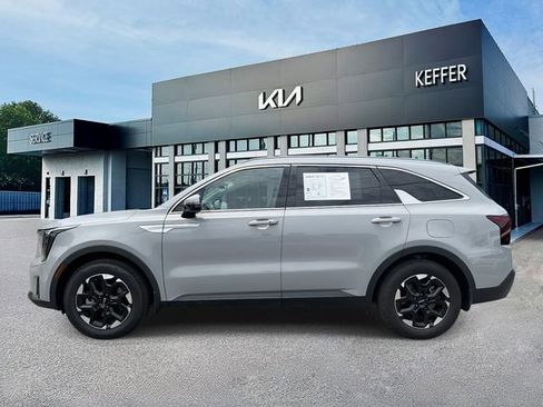 Used 2024 Kia Sorento S w/ Panoramic Sunroof Package FWD image 5