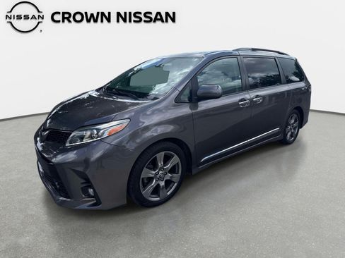 Used 2019 Toyota Sienna SE FWD image 2