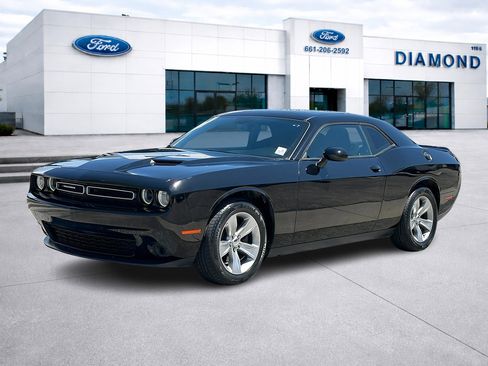 Used 2018 Dodge Challenger SXT image 1