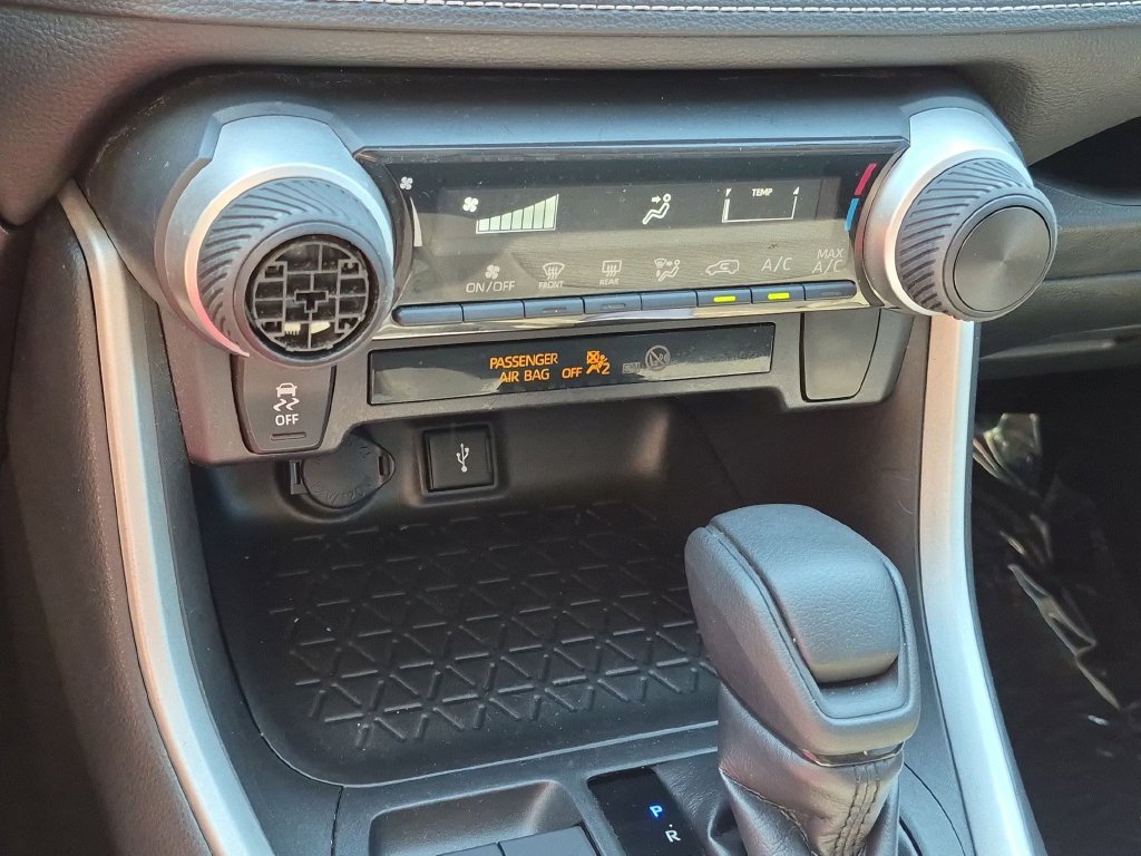 Used 2020 Toyota RAV4 LE FWD image 24