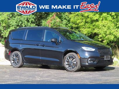 Used 2021 Chrysler Pacifica Touring-L w/ Uconnect Theater Family Group