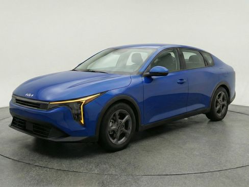 Used 2025 Kia K4 LXS FWD image 3