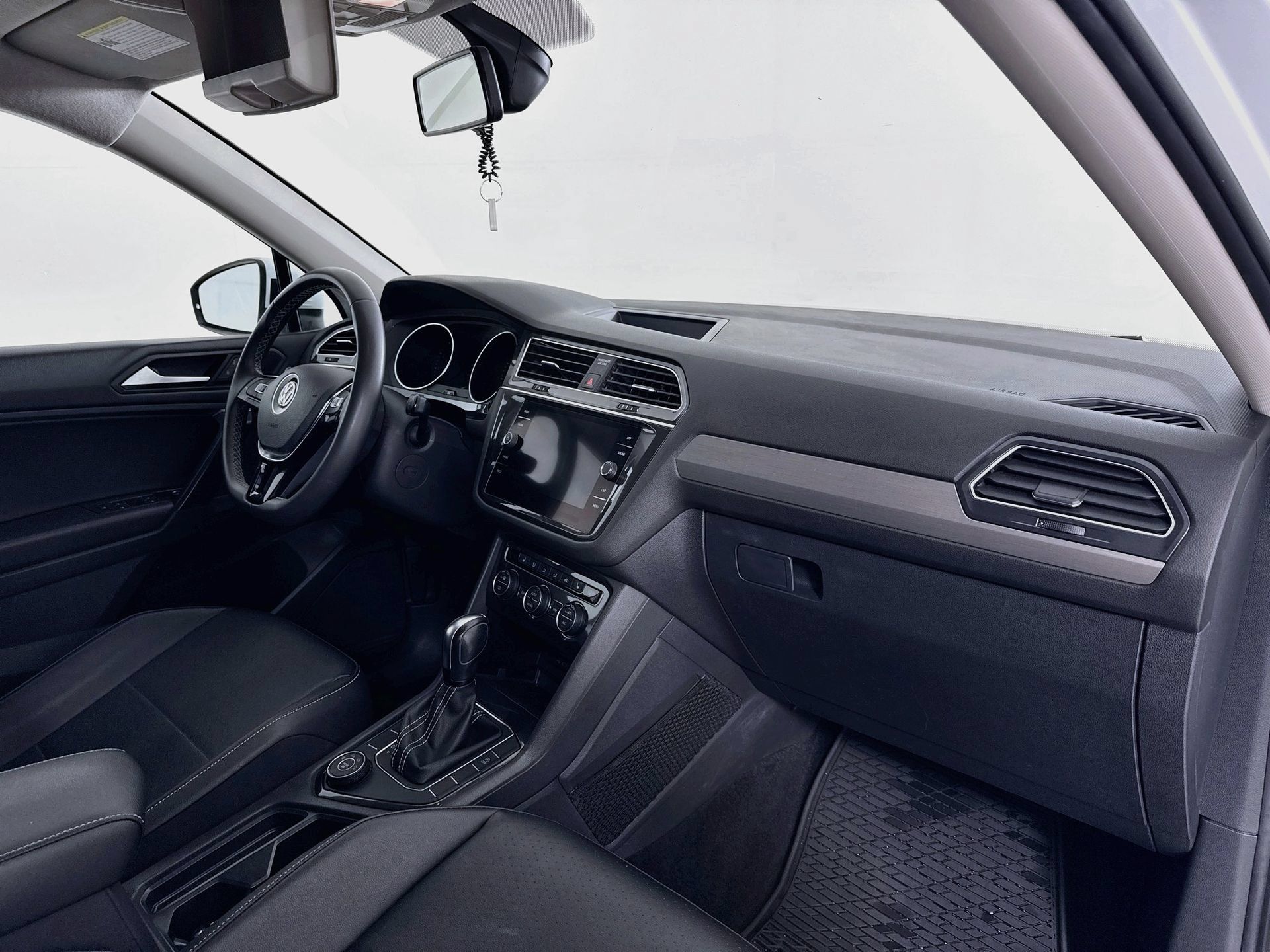Used 2021 Volkswagen Tiguan SE AWD/4WD image 29