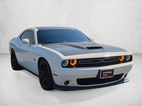 Used 2022 Dodge Challenger R/T RWD image 3