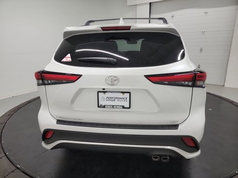 Used 2023 Toyota Highlander XSE FWD image 8
