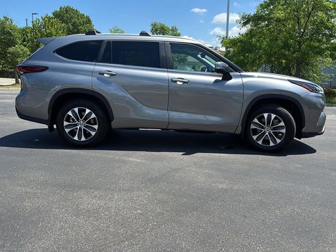 Used 2025 Toyota Highlander XLE AWD/4WD image 10