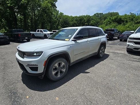 Used 2022 Jeep Grand Cherokee Limited 4xe w/ Luxury Tech Group II AWD/4WD image 2