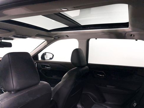 Used 2021 Nissan Rogue Platinum image 5