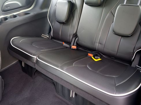 New 2026 Chrysler Pacifica Limited FWD image 25