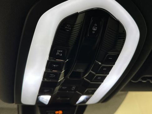 Used 2020 Porsche Macan AWD/4WD image 35