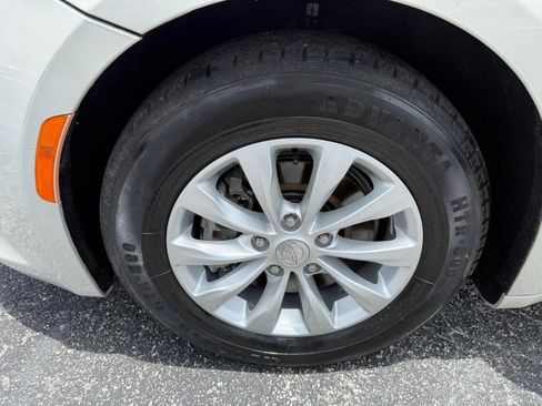 Used 2017 Chrysler Pacifica Touring-L FWD image 7