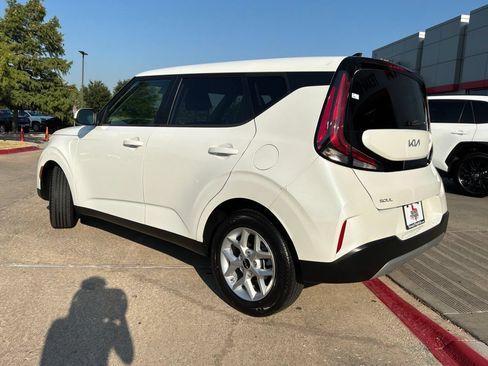 Used 2025 Kia Soul LX w/ LX Technology Package FWD image 8