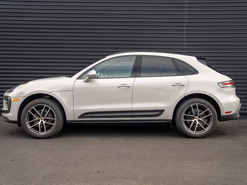 Certified 2025 Porsche Macan image 2