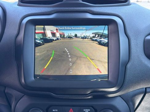 Used 2018 Jeep Renegade Latitude w/ UConnect 8.4 Nav Group FWD image 32