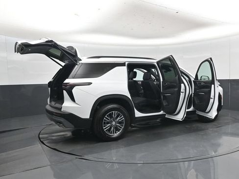 Used 2026 Chevrolet Traverse LT FWD image 57