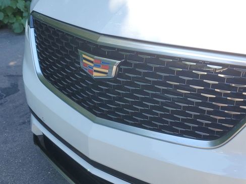 New 2025 Cadillac XT6 Luxury image 9