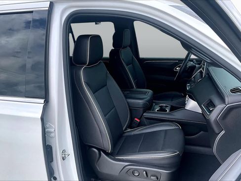 Used 2024 GMC Yukon SLT w/ SLT Luxury Package RWD image 9
