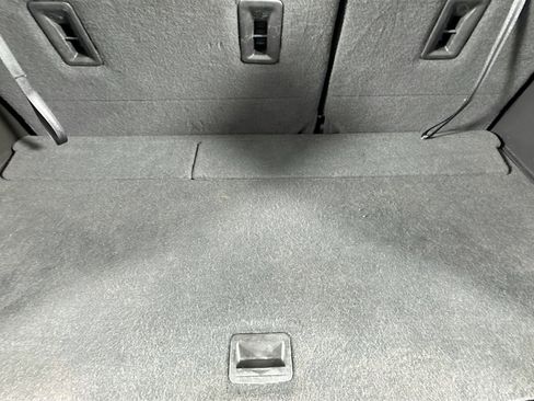 Used 2023 Chevrolet Traverse LT image 34