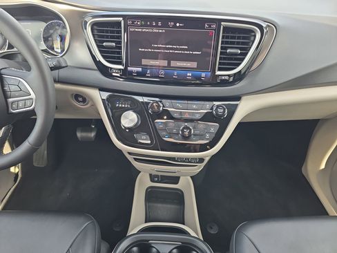 Used 2024 Chrysler Pacifica Touring-L FWD image 11