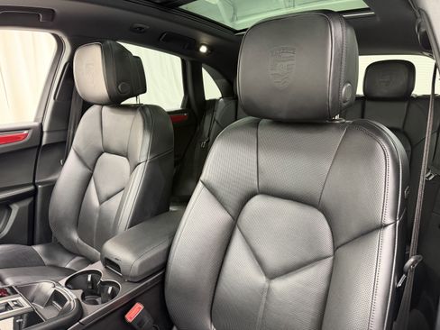 Certified 2024 Porsche Macan image 5
