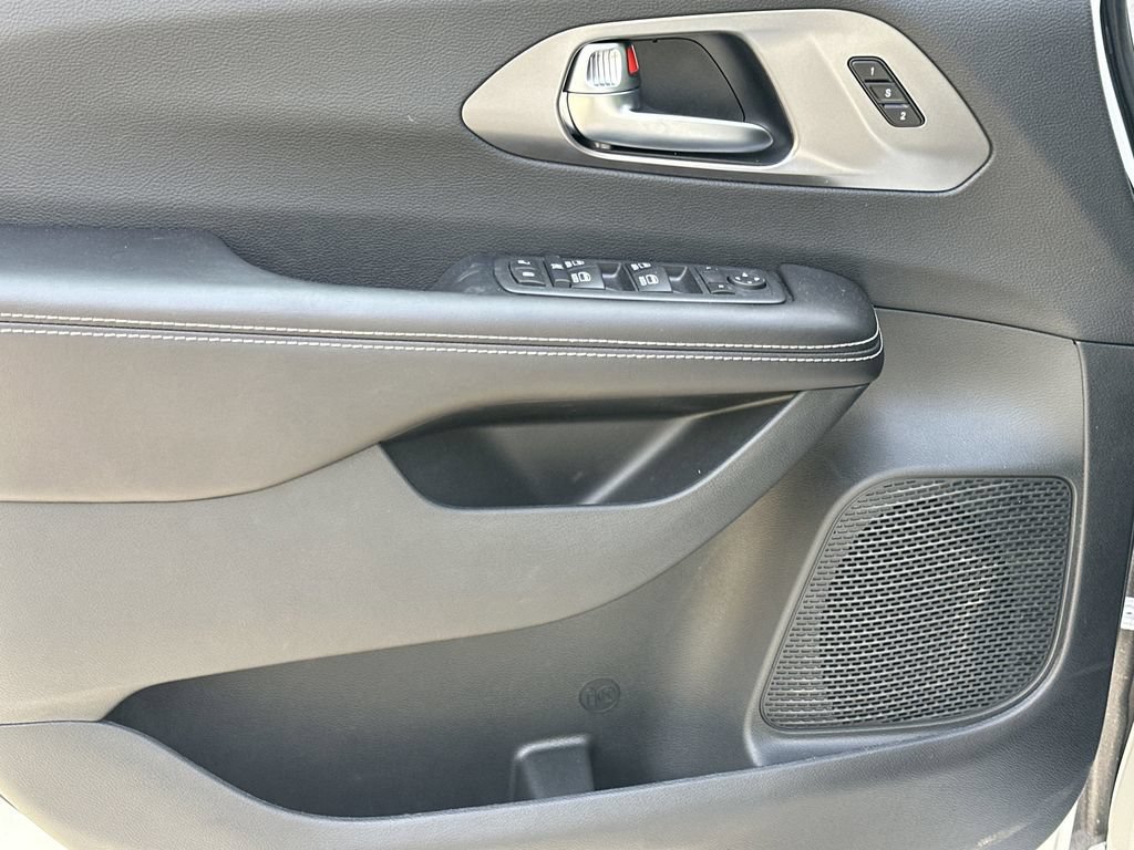 New 2026 Chrysler Pacifica Select FWD image 10