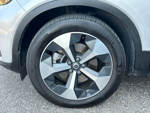 Used 2023 Volvo XC40 B5 Plus image 40